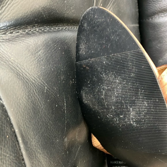 Women’s size 9 Le Château Chic shiny tan golden Stiletto Heels with Ankle Strap - Picture 13 of 16